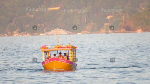 Barco de Turismo Caiçara Perto da Ponta Grossa