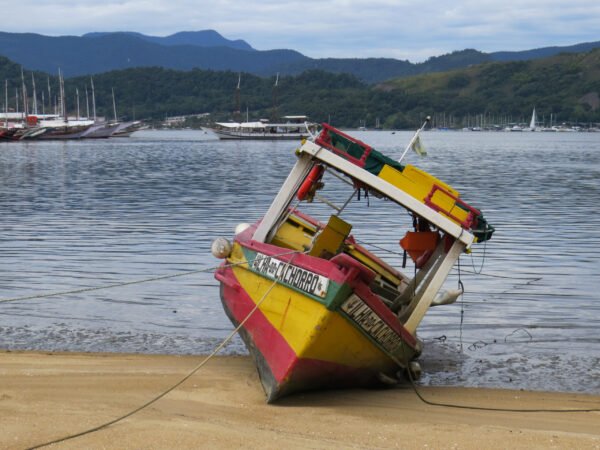 Barco na Prainha da Praça da Bandeira