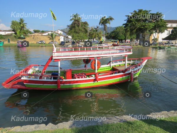 Barco de Turismo no Rio Perequê-Açu