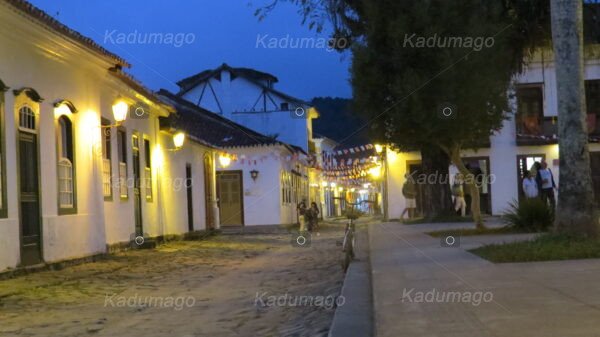 Rua Dna. Geralda no Centro histórico de Paraty a Noite - Image 4