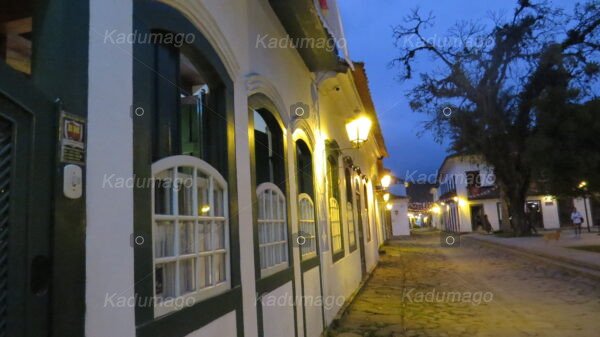 Rua Dna. Geralda no Centro histórico de Paraty a Noite