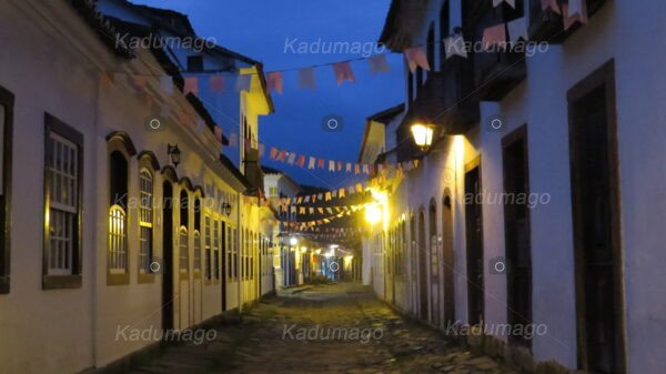 Rua Dna. Geralda no Centro histórico de Paraty a Noite - Image 3