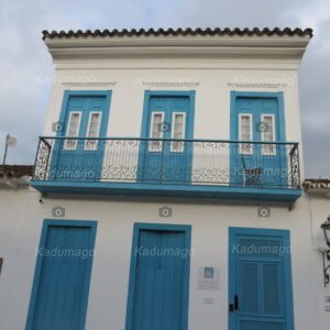 Sobrado Colonial de Janelas e Portas Azuis