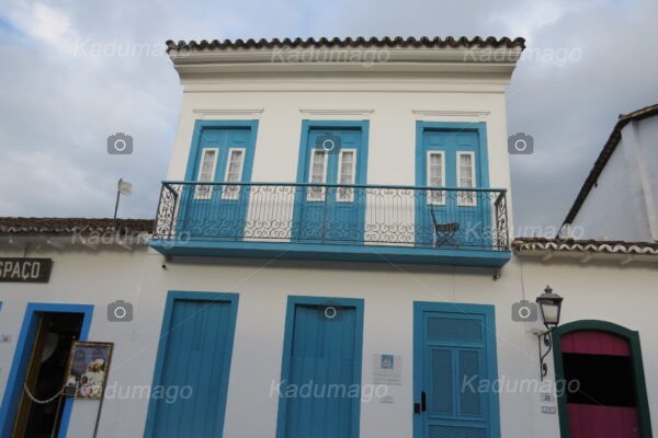 Sobrado Colonial de Janelas e Portas Azuis